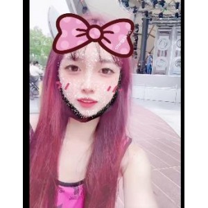 娜娜a：顶级艺术家自拍视频下载，地铁景区真爱屋，光明正大展现魅力