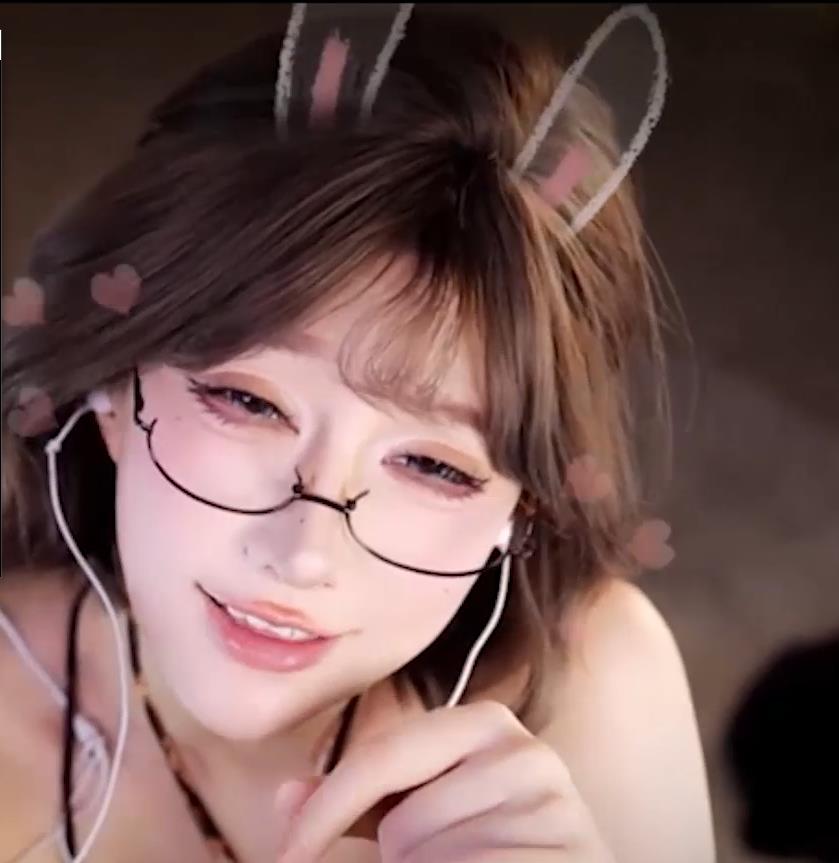 张爱玲Aily粉丝祭8V3G套路直播，人气超高，场景小说家黄黄S劲