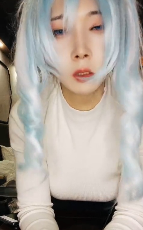 推特点映水银灯雪女COS1部95m黑丝视角