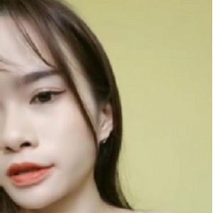 某推气质小仙女，直播无遮挡表演身材