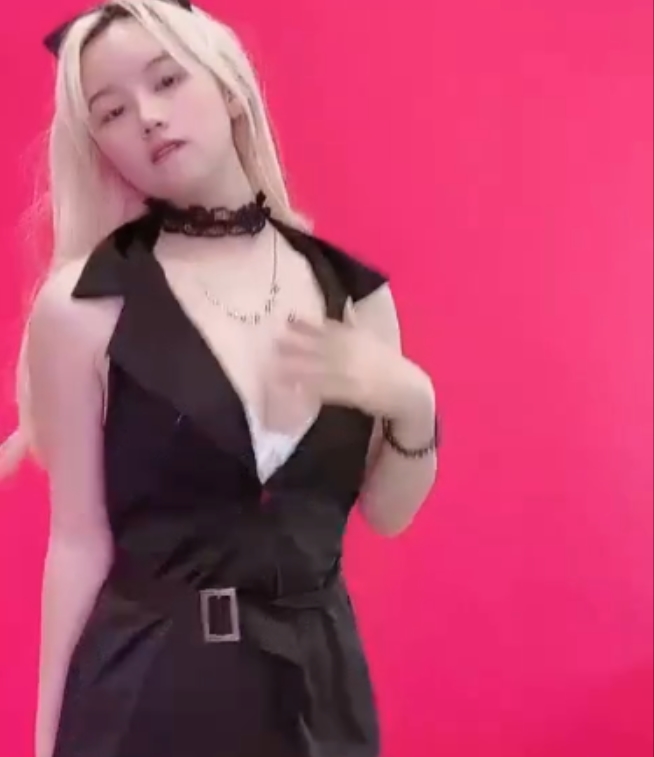 快手玲儿超甜热舞定制32V867M火辣曲线太撩人