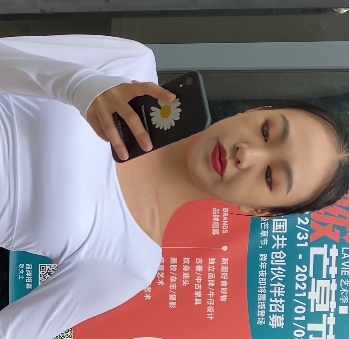 街拍小鹿粉色皮裤紧身视频1V5.13G长腿玉臀暗香浮动